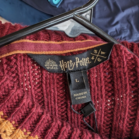 Official Harry Potter Gryffindor Quidditch Sweater - Picture 3 of 5